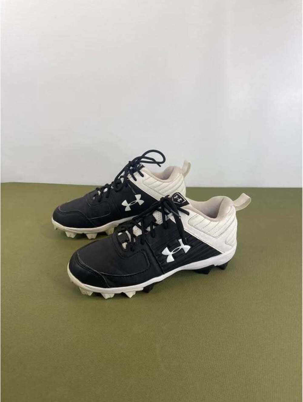 Under Armour Leadoff Mid RM Youth Baseball Cleats Black White 3Y 3022072-001